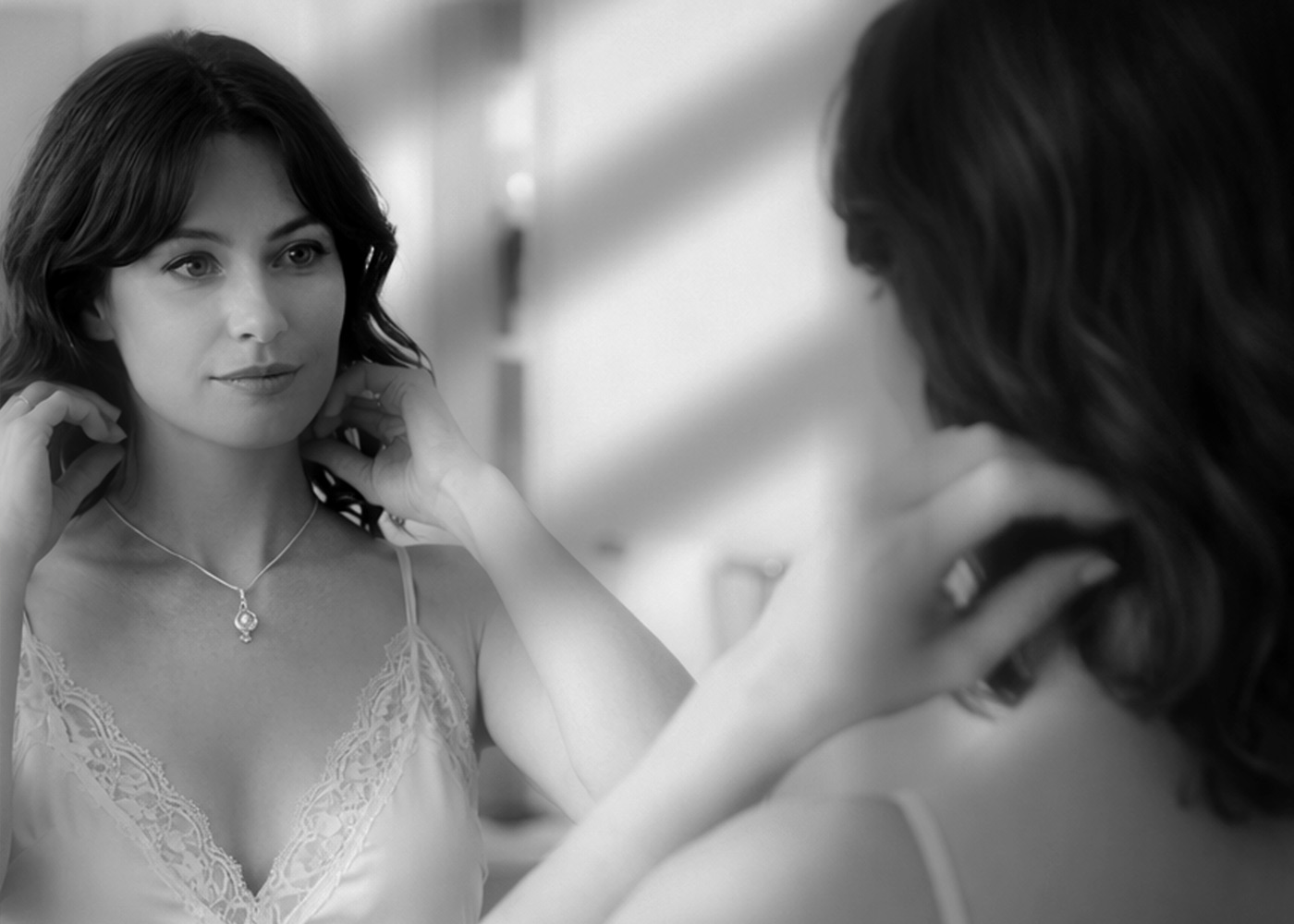 Zachte lichtval en minimalistische setting voor introverte boudoirervaring – Boudoir Experience