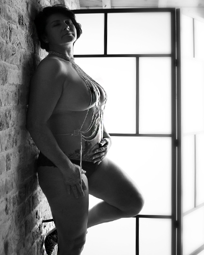 Sierlijke handpose met delicate designerlingerie – een moment van haute couture elegantie